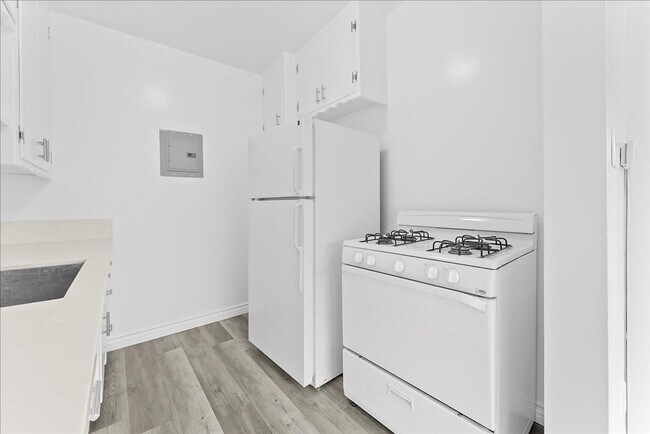 Building Photo - 2464 Penmar Ave