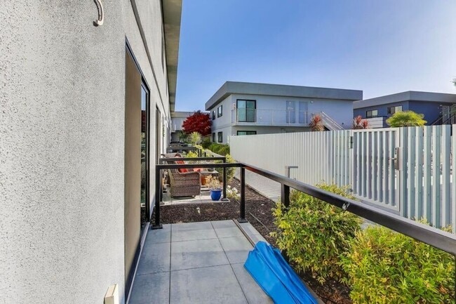 Building Photo - 1662 Hollenbeck Ave