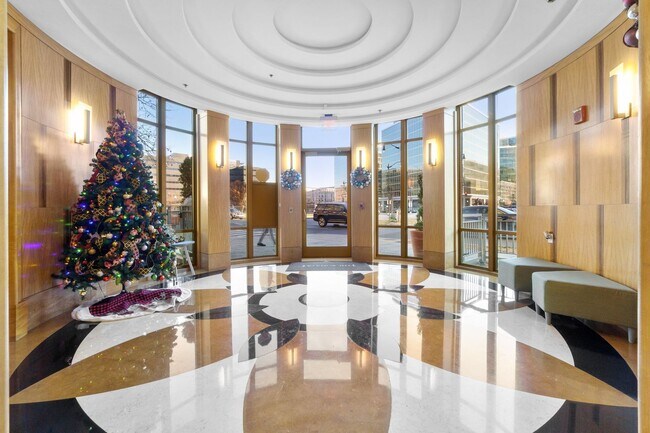 Building Photo - 2 Bed 2 Bath - Mount Vernon Condo - Garage Parking Space Included