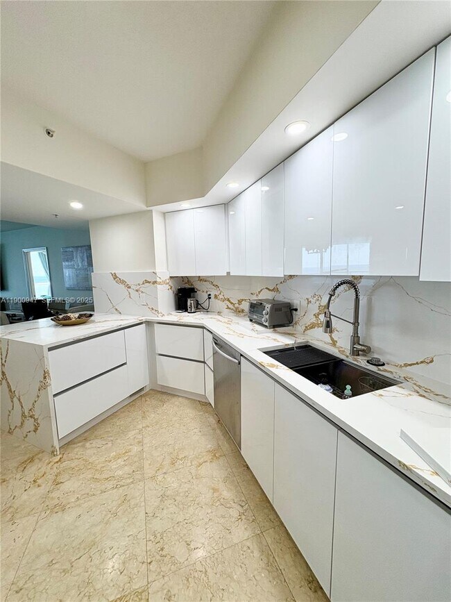 Building Photo - 16699 Collins Ave