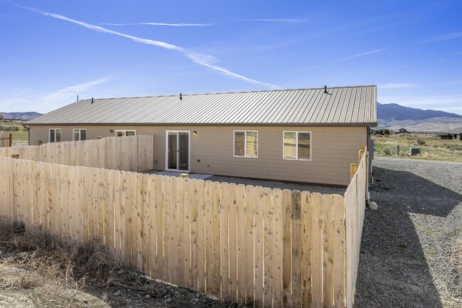 Building Photo - Newer Duplex for Rent Between Twin Bridges and Sheridan!