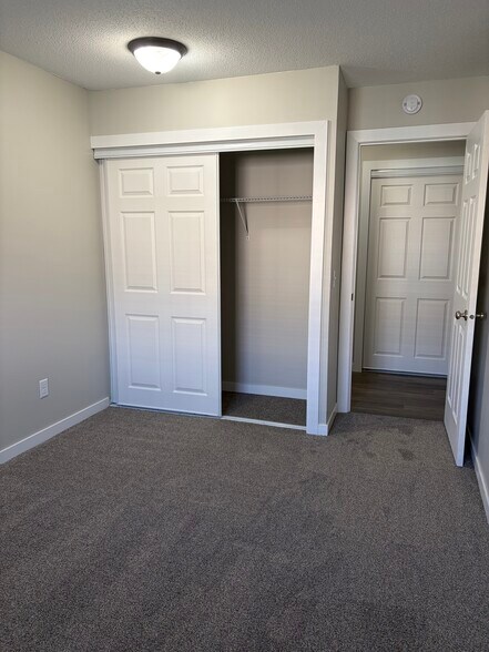 Building Photo - 1025 Smetana Rd