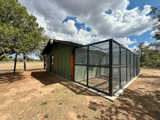 Building Photo - Custom home on 3 acres in Williamson Valley