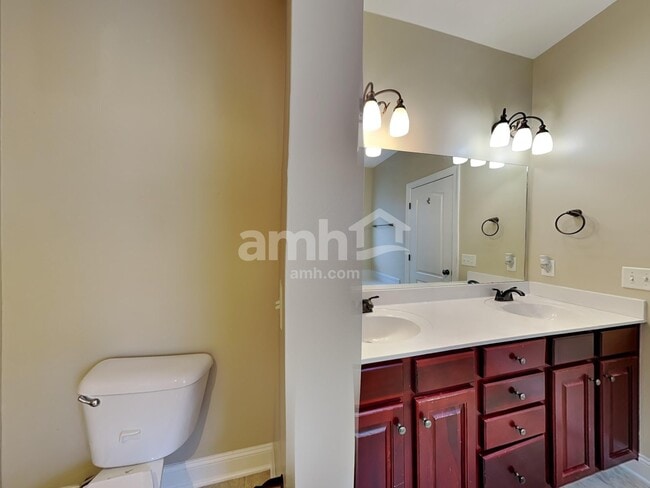 Building Photo - 824 Daybreak Dr