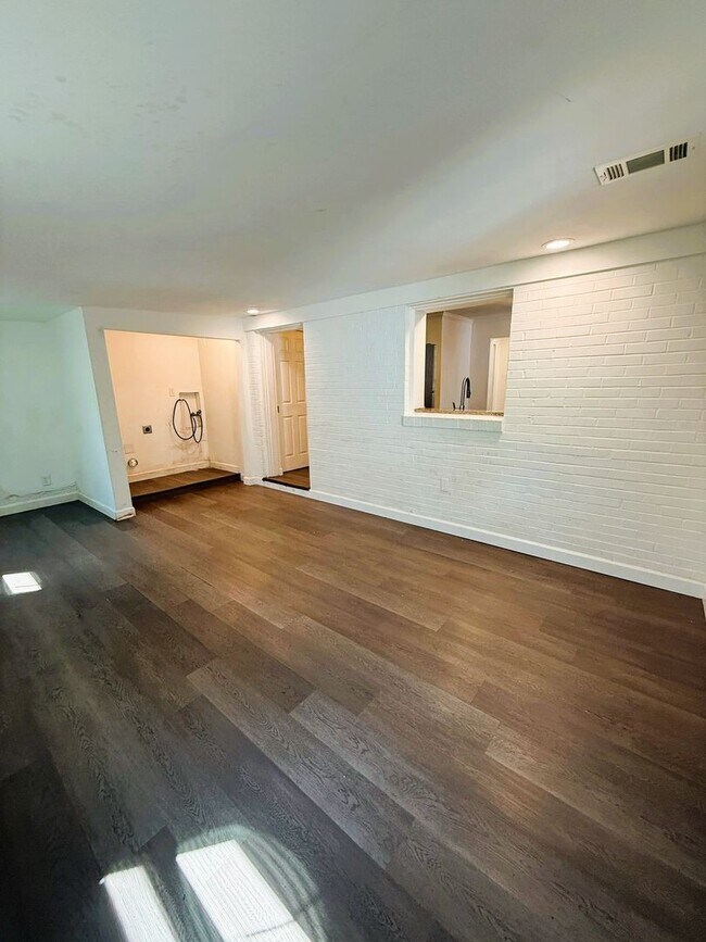 Building Photo - 4 Bedroom Home for Rent in University City!