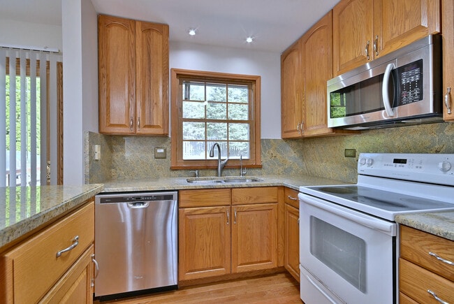 Building Photo - 714 N Lakeside Dr