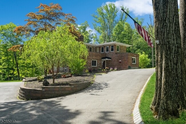 Building Photo - 242 Lake Rd