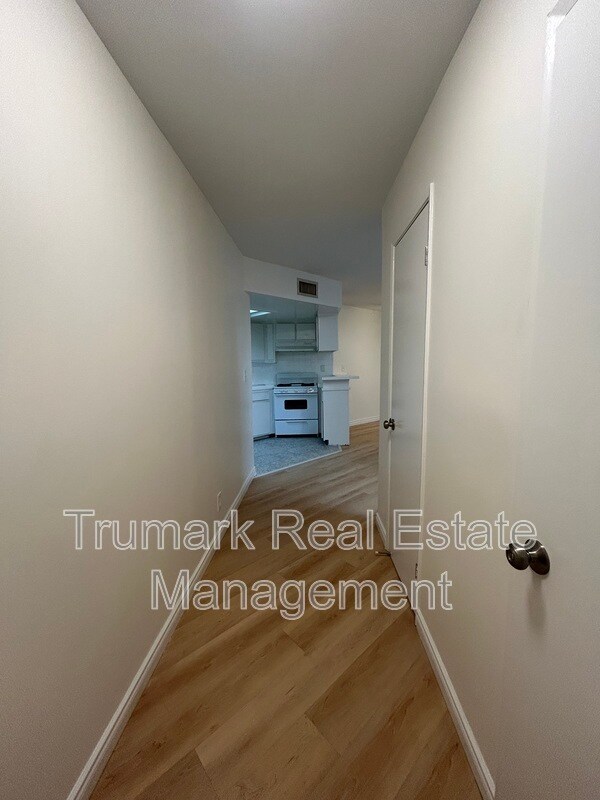 Building Photo - 416 W Milford St
