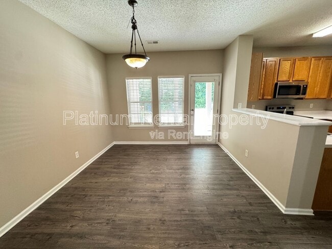 Building Photo - 4885 Robinson Square Dr