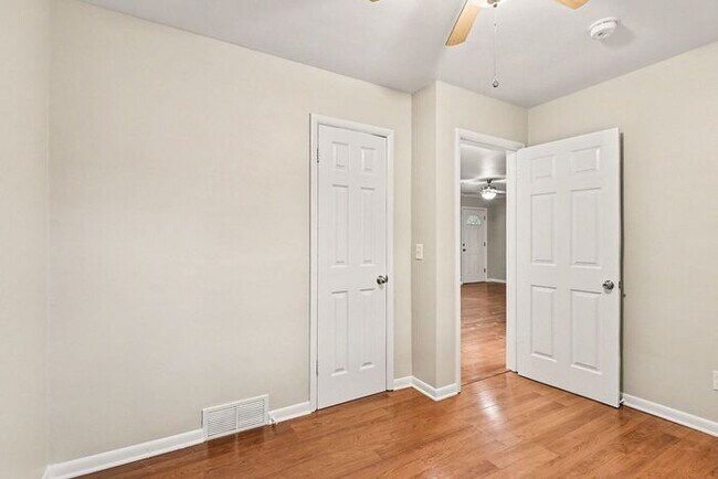 Building Photo - $1174- 2-bedroom duplex with spacious basement!