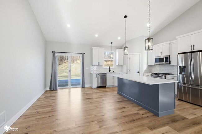 Building Photo - 4 Bedroom | 2.5 Bathroom | 2 Car Garage - Convenient Location!