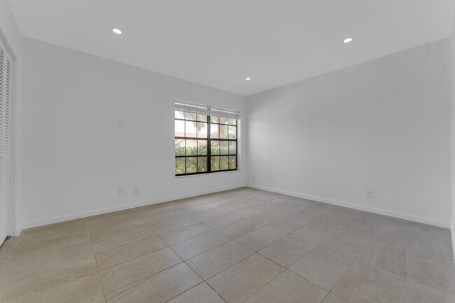 Building Photo - 10084 Camelback Ln