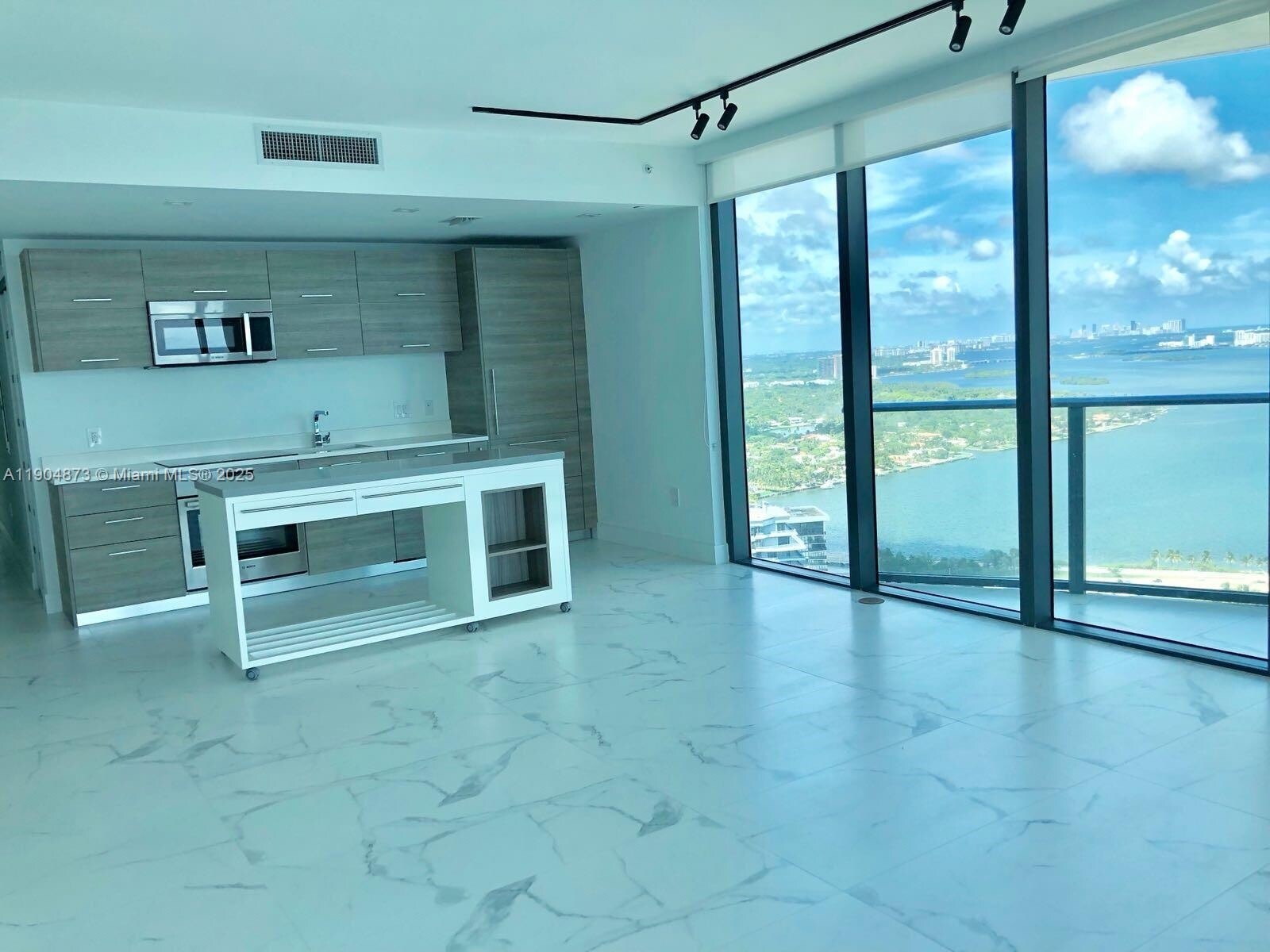 Building Photo - 650 NE 32nd St