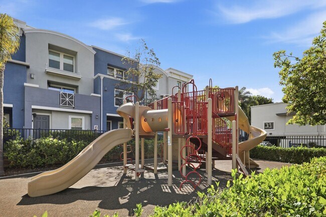Building Photo - Point Loma, "The Bay" 2 bed 2 Bath Townhome now available! Amazing amenities, don't miss out