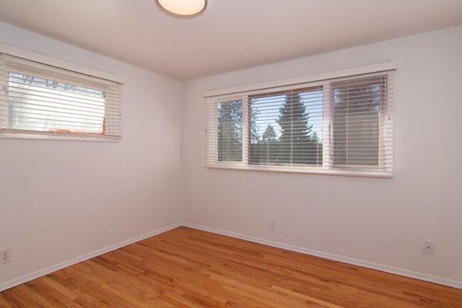 Building Photo - North Side Shadle Park 3 Bed 1.5 Bath Home with beautiful hardwood floors Full Basement