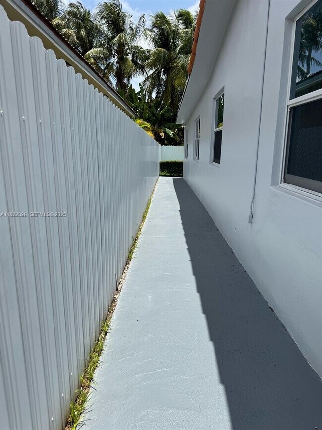 Building Photo - 2941 SW 36th Ave