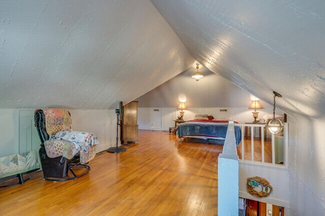 Building Photo - Coming Soon!! Charming 3 bed 2 Bath | Sunroom + Garage + Patio | Summer Special !