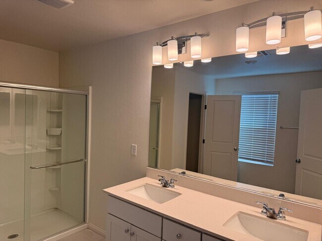 Building Photo - Gorgeous 5 Bedroom Home in Gated Community