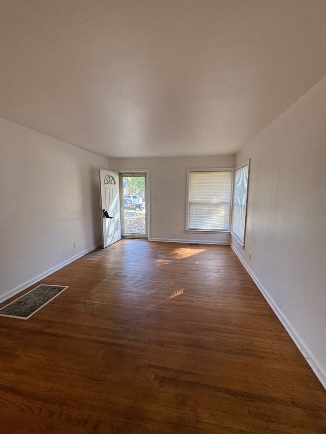 Building Photo - 1 Bedroom, 1 bathroom Duplex with hardwood...