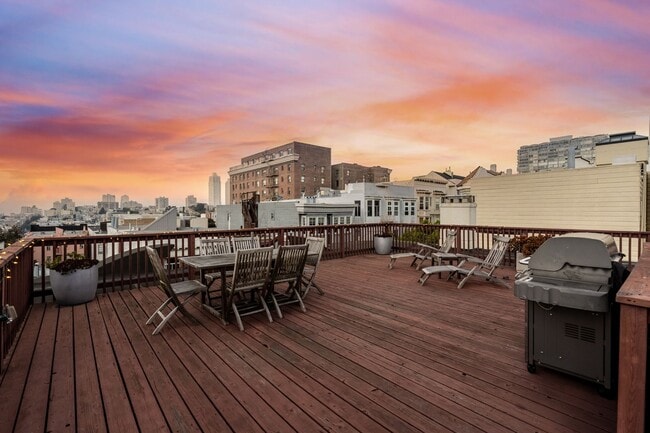 Building Photo - Gorgeous 4BR/2.5BA Nob Hill Home with Shar...
