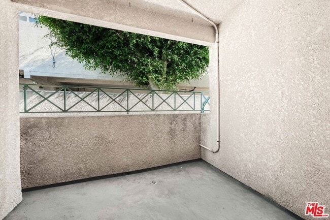 Building Photo - 610 Venice Way