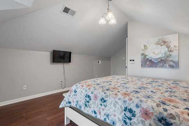 Building Photo - 426 Russell Ave