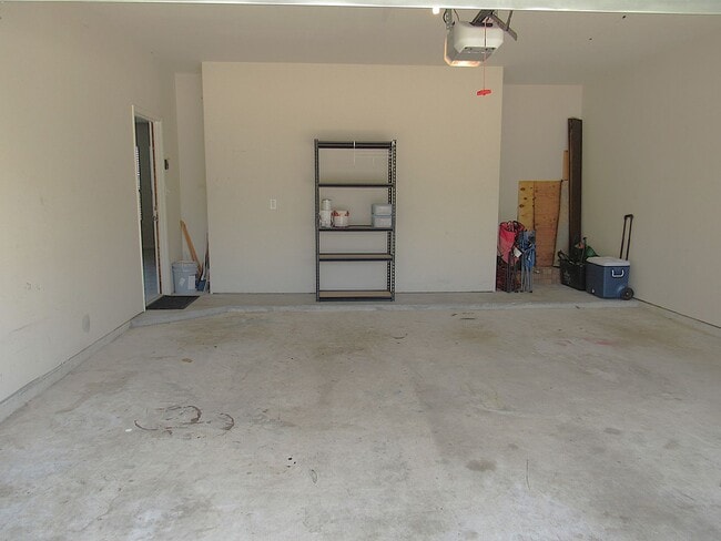 Building Photo - Spacious, Modern and Conveniently Located ...