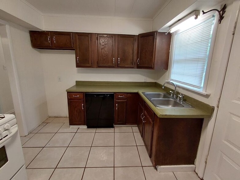 Building Photo - 722 Carter Dr