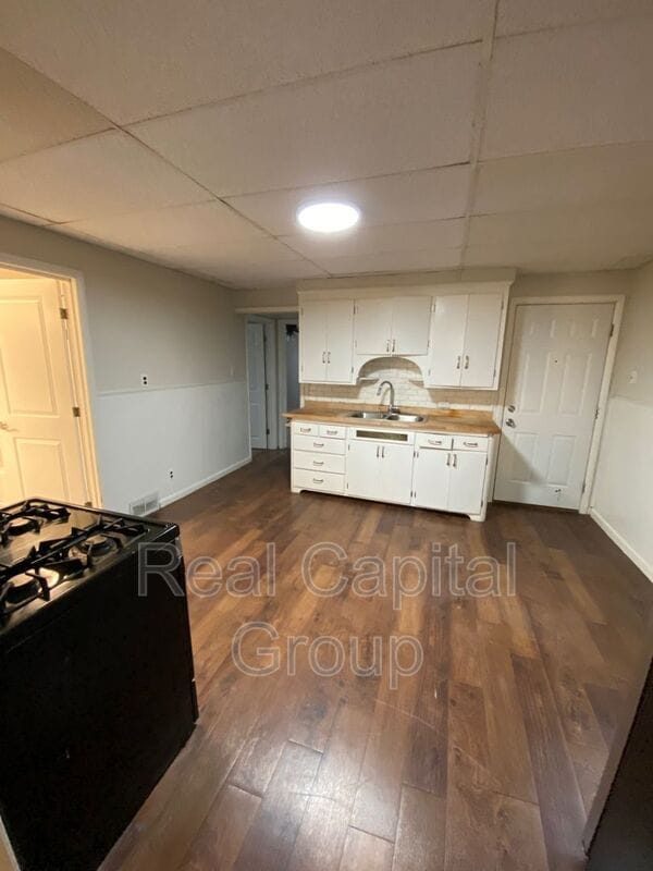 Building Photo - 305 Cable St