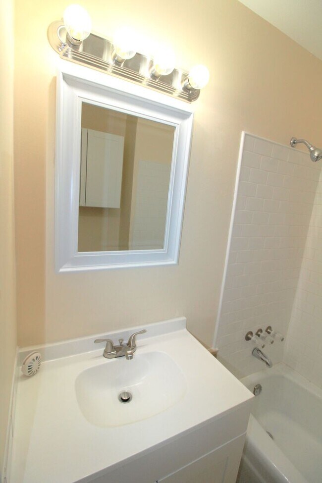 Building Photo - Renovated 2 bedroom Townhome in Belmont!