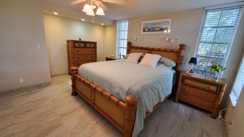 Master Bedroom pic2 - 3800 Oaks Clubhouse Dr