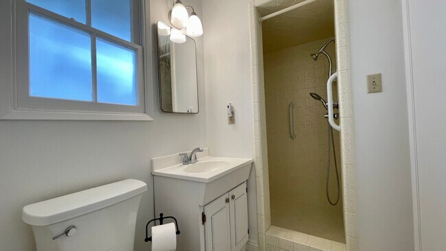 Building Photo - Updated and Renovated 4 Bedroom in Laguna Lake