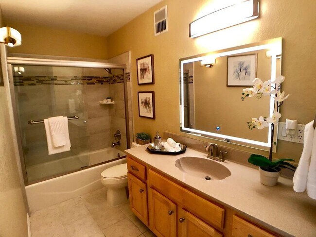 Building Photo - 1700 Civic Center Dr