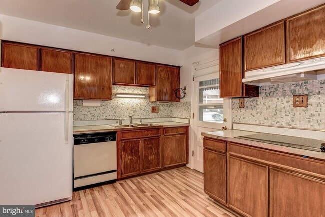 Building Photo - 335 N Madison St