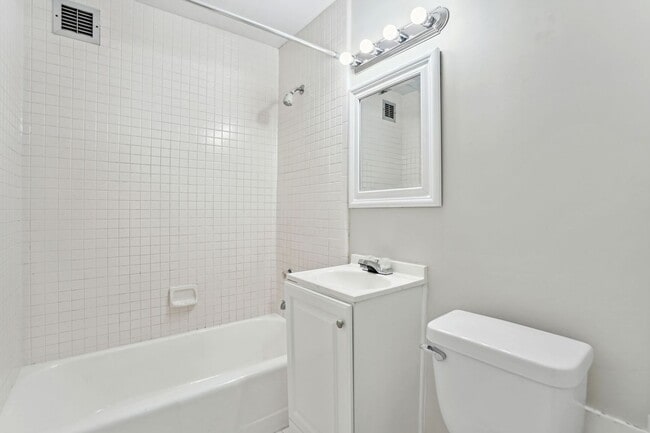 Building Photo - Spacious & Bright Studio at River Place West