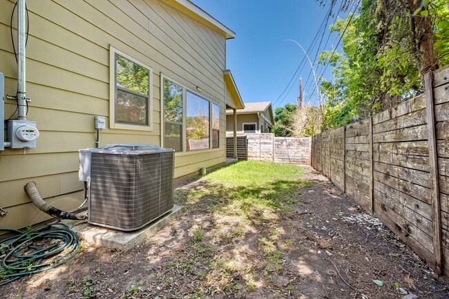 Building Photo - Stunning Modern Home in Desirable 78704 Ne...