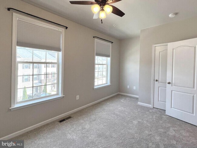 Building Photo - 8141 Hollow Ct