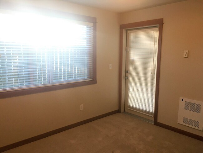 Building Photo - Warm and Welcoming Northgate Townhome