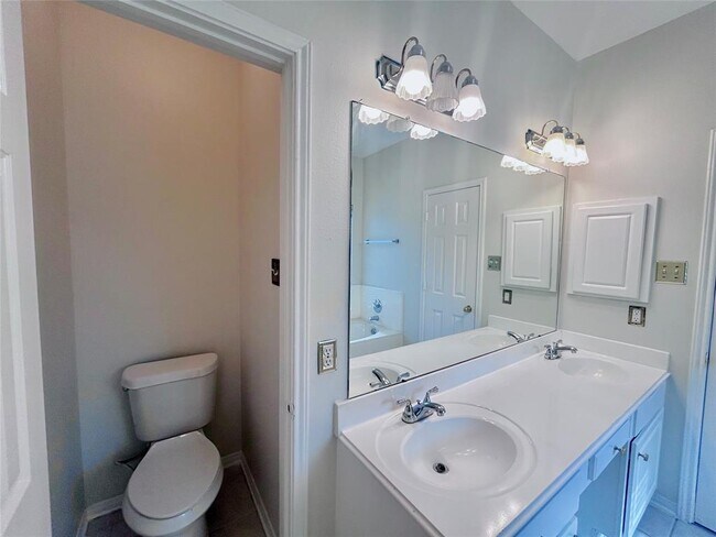 Building Photo - 2519 Silver Meadow Dr