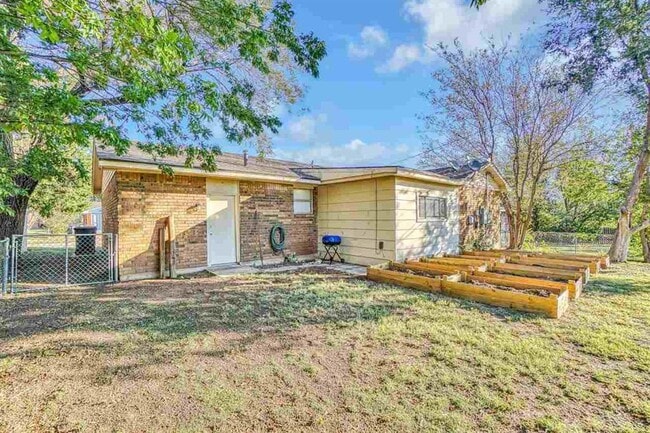 Building Photo - 5716 NW Glenn Ave