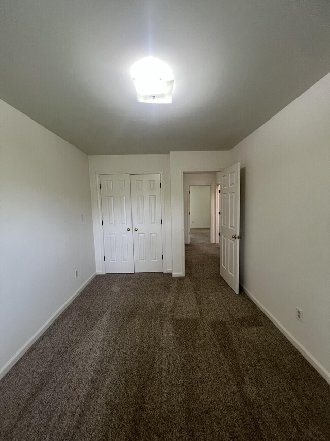 Building Photo - 409 Woodview Dr