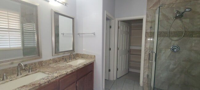 Building Photo - Beautiful 3 Bedroom 2 Bathroom Home in Des...