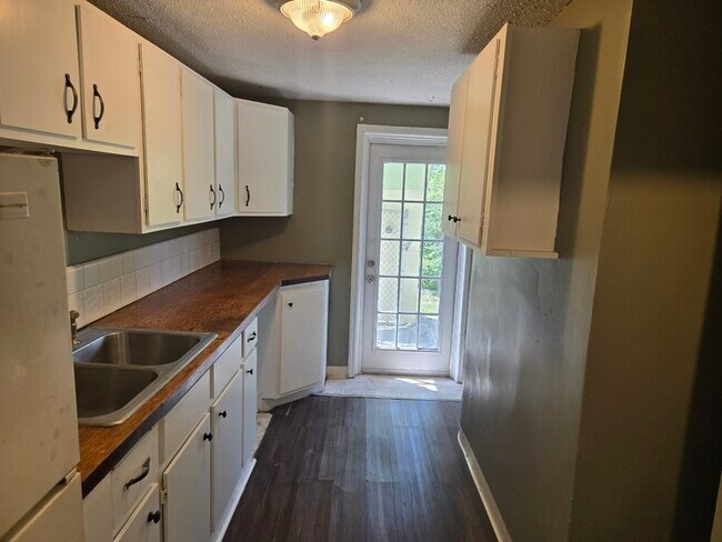 Building Photo - 107 Hollyberry Ln
