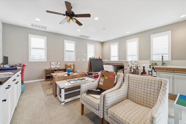 Building Photo - 155 Spectacle