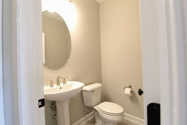 Building Photo - 3 bedroom town home with a finished basement and garage located in popular Preston Lakes