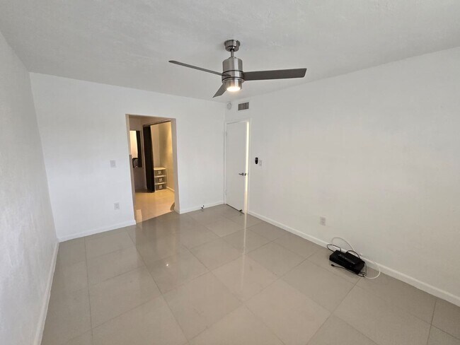 Building Photo - 2-Bed, 2-Bath Miami Condo in HOA Community – Pool, Laundry On-Site