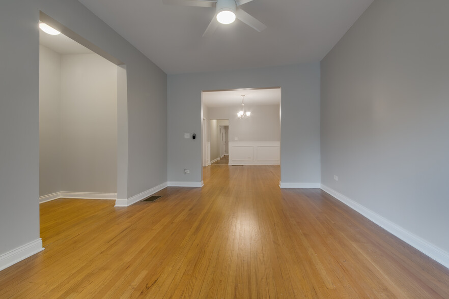 Building Photo - 5039 W Cullom Ave