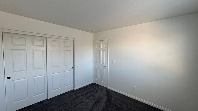Building Photo - SW 2 story 4 bdrm Large yard