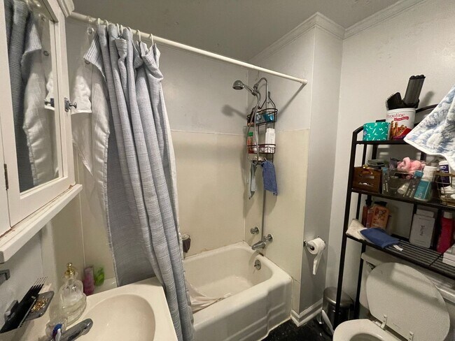 Building Photo - Three Bedroom on Easy St!