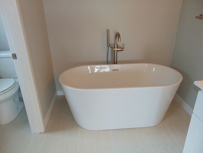 Building Photo - Beautiful 4 Bedroom Contemporary Luxury Ho...